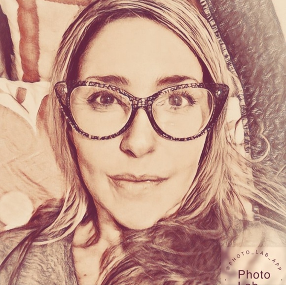 Profile Picture of Alexa Leo (@alexaleo) on Poshmark