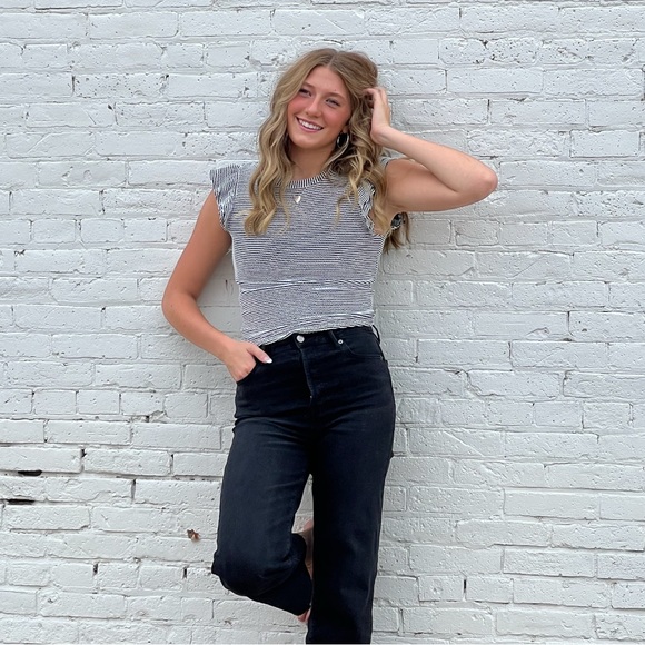 Profile Picture of Klaire Bergfeld (@klairebergfeld) on Poshmark