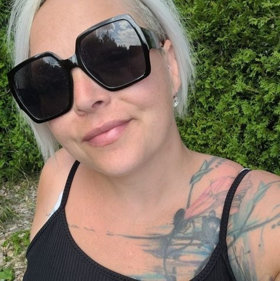 Profile Picture of Marilyne Martel (@pink_marie22) on Poshmark