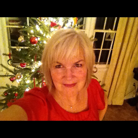 Profile Picture of Laura Barry (@laurabarry) on Poshmark