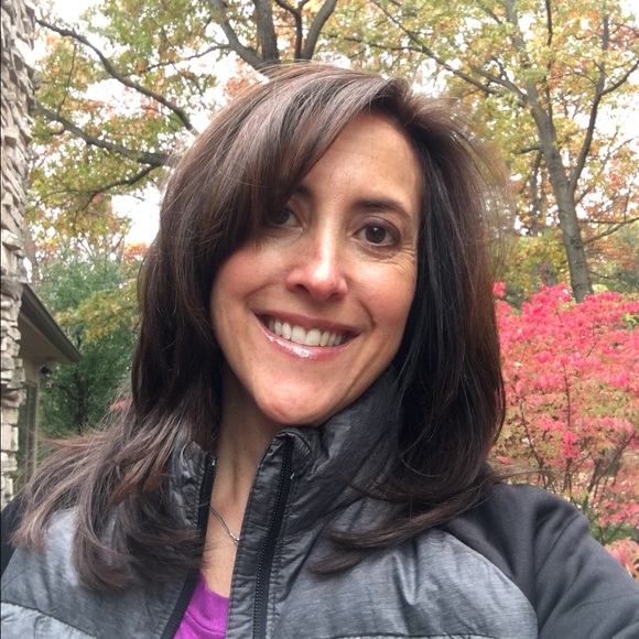 Profile Picture of Elyse Labunski (@lisi1516) on Poshmark