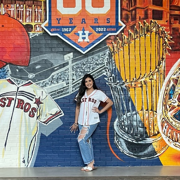 Profile Picture of Isabel Zamora (@isabel_zamm) on Poshmark