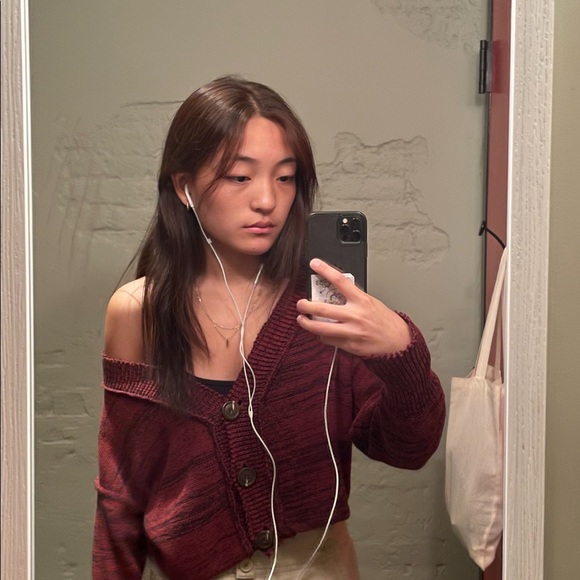 Profile Picture of Julia Bang (@julias_threads) on Poshmark