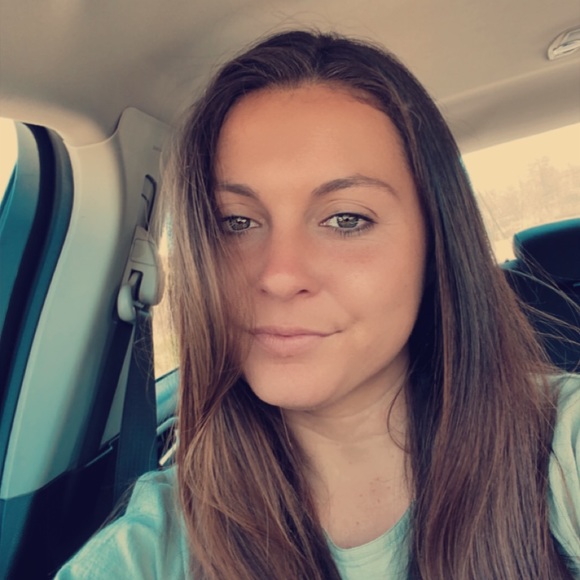 Profile Picture of Danielle Collier (@dandan_collier) on Poshmark