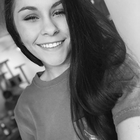 Profile Picture of Hannah Wade (@hannahrae593) on Poshmark