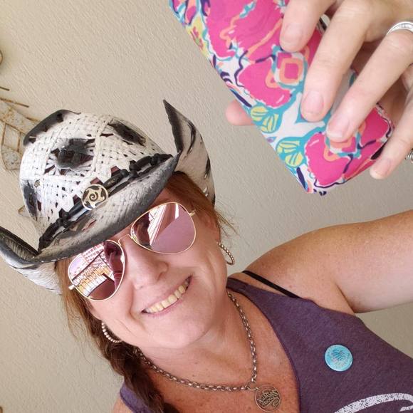 Profile Picture of Michelle Vanevery (@outinc1) on Poshmark