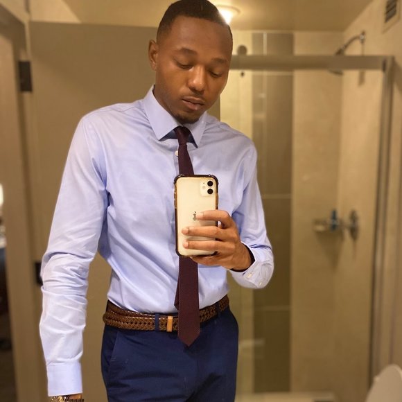 Profile Picture of Warren Everett ii (@warreneveret887) on Poshmark