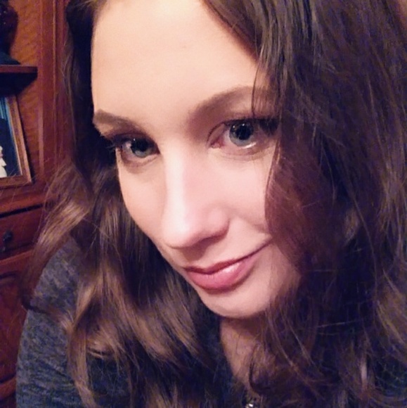 Profile Picture of Amber Smilowitz (@amberroses8) on Poshmark