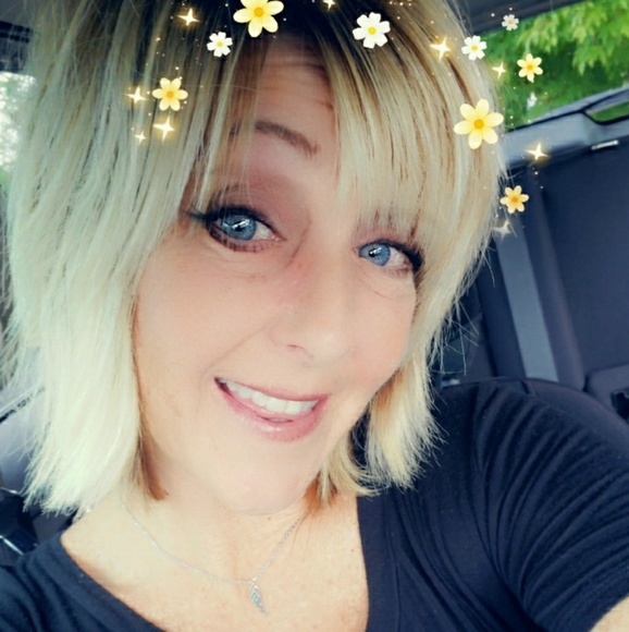Profile Picture of Tina Cooley (@georgia_girl13) on Poshmark