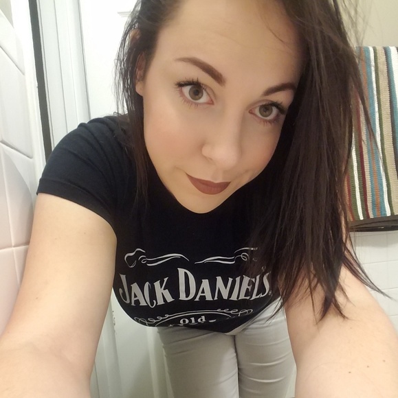 Profile Picture of Tori Fuller (@torilynn1991) on Poshmark