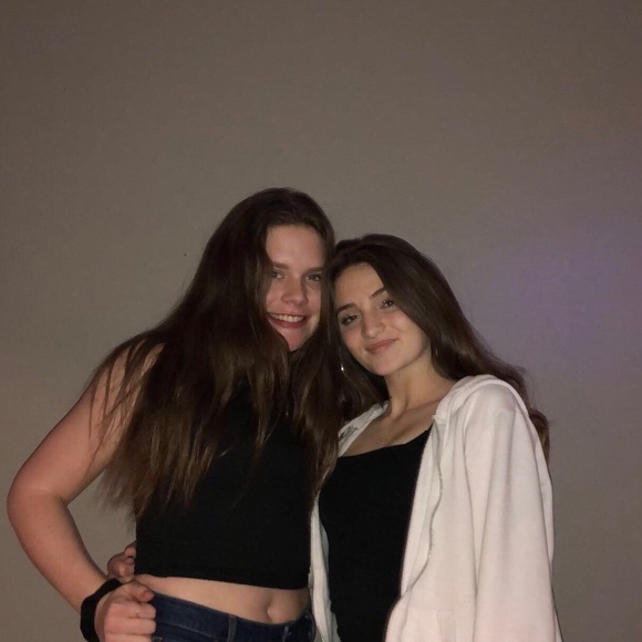 Profile Picture of Bella Reigelsperger (@izabella88) on Poshmark