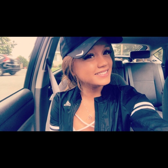 Profile Picture of Paige Malone (@paigemalone16) on Poshmark