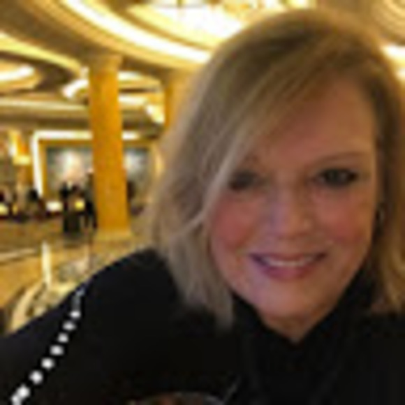 Profile Picture of Lisa Scavone (@lscavone) on Poshmark