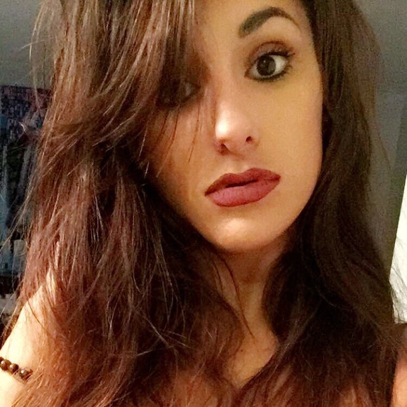Profile Picture of Nikki Hitpas (@nikkhitt) on Poshmark