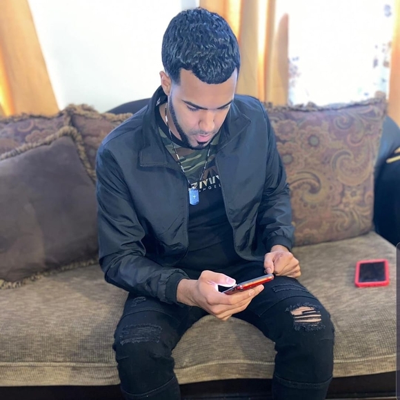 Profile Picture of Maximo Muñoz (@maxmunoz23) on Poshmark