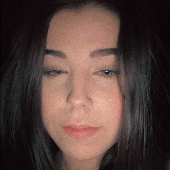 Profile Picture of Sedona Heintz (@sedona_heintz) on Poshmark