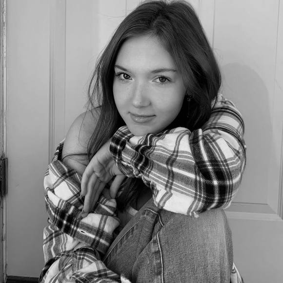 Profile Picture of Nikki Luebke (@nikkiluebke) on Poshmark