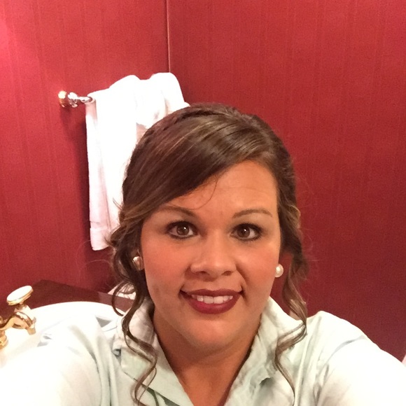 Profile Picture of Lori Holbrook (@lori_holbrook) on Poshmark