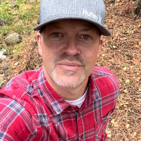 Profile Picture of Brad Luff (@b_radluff) on Poshmark