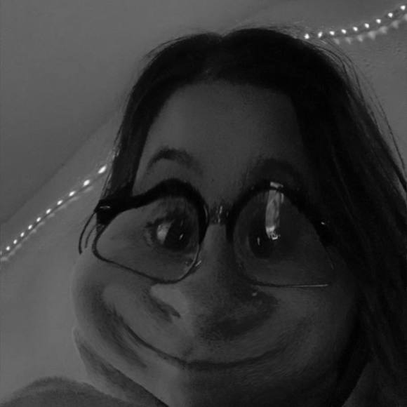 Profile Picture of Jaelyn Schmeets (@jaelynschmeets) on Poshmark