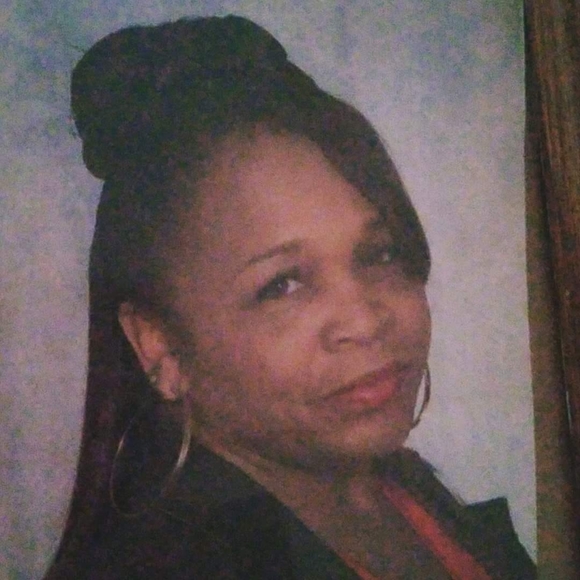 Profile Picture of Robbin Thompson (@robbinthomps601) on Poshmark