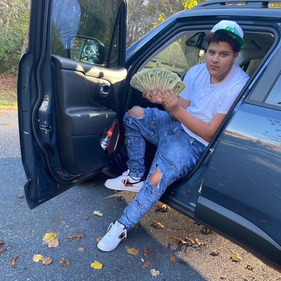 Profile Picture of Knolly Kisamore (@yeamane4) on Poshmark