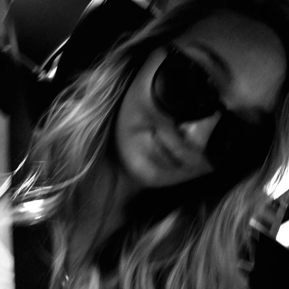 Profile Picture of Ava Sutton (@avaps1155) on Poshmark