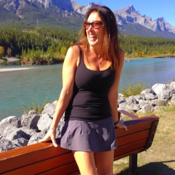 Profile Picture of Sue Forshaw (@sueforshaw) on Poshmark