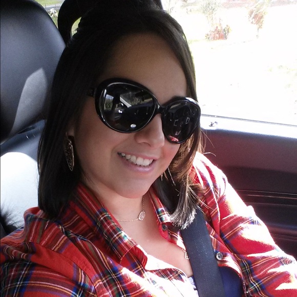 Profile Picture of Lea Aaron (@leaaaron31) on Poshmark