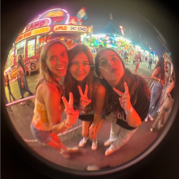 Profile Picture of Olivia Manegold (@oliviamanegold) on Poshmark