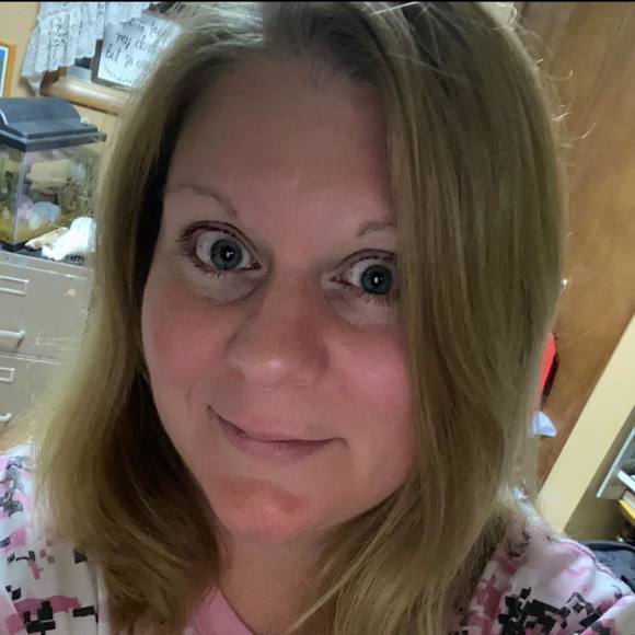 Profile Picture of Andrea Shomper (@deeshomper) on Poshmark