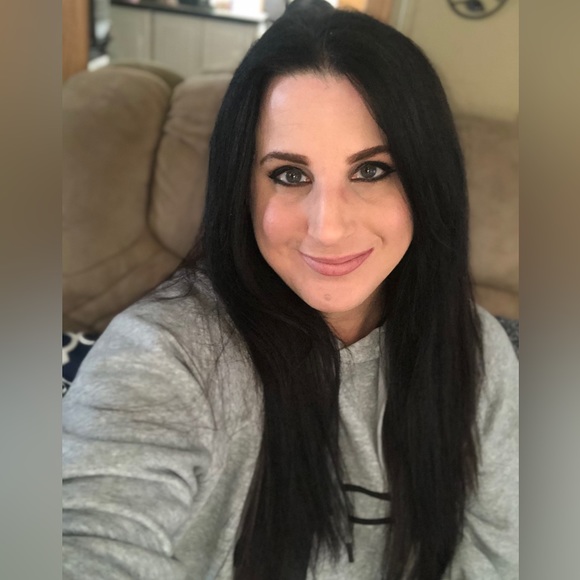 Profile Picture of April Darbone (@apappz) on Poshmark