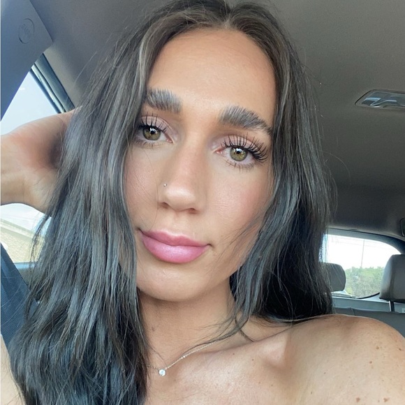 Profile Picture of Matea Manterola (@mom_and_dot) on Poshmark