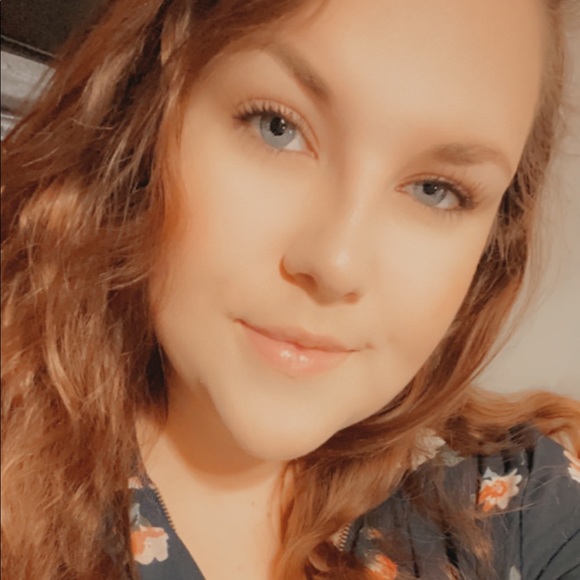 Profile Picture of Allison Long (@allisonlong910) on Poshmark