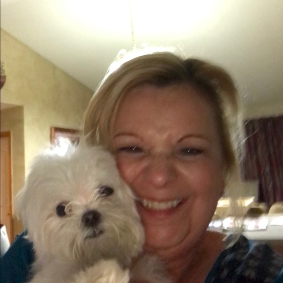 Profile Picture of Louise Lockman (@lock4nl) on Poshmark