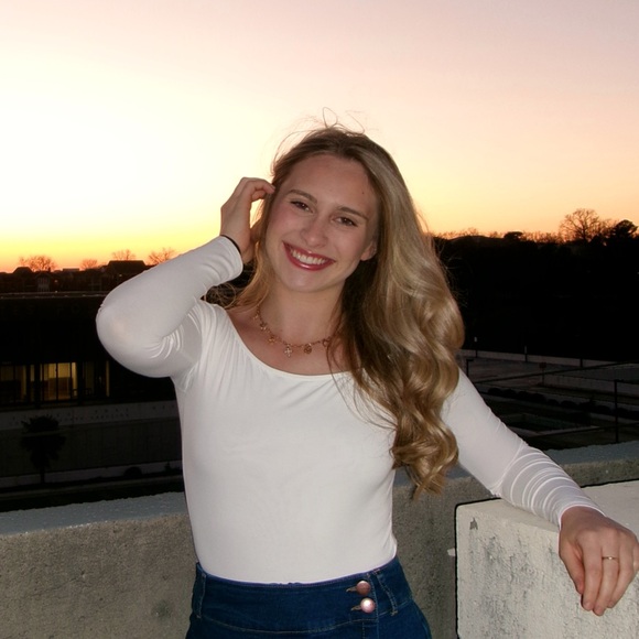 Profile Picture of Erin Clarkson (@erinclarksonn) on Poshmark