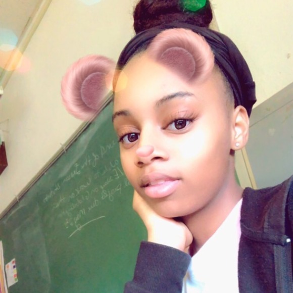 Profile Picture of Dayzia Banks (@dayziaaaa) on Poshmark