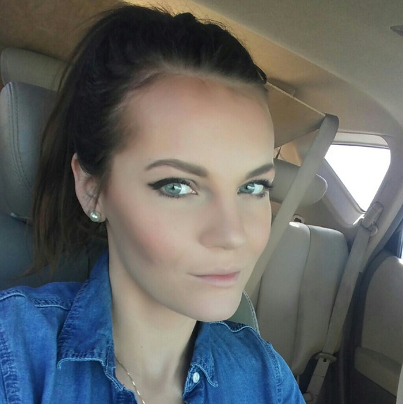 Profile Picture of Ashley Rather (@ashleymrather) on Poshmark