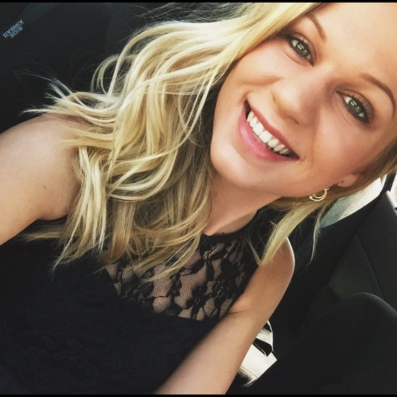 Profile Picture of Rebekah Beumel (@rbeumel94) on Poshmark