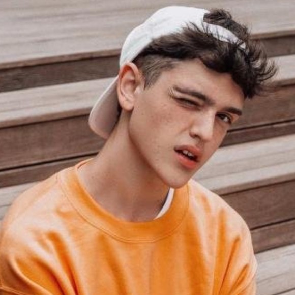 Profile Picture of Carl Stewart (@carltewart) on Poshmark