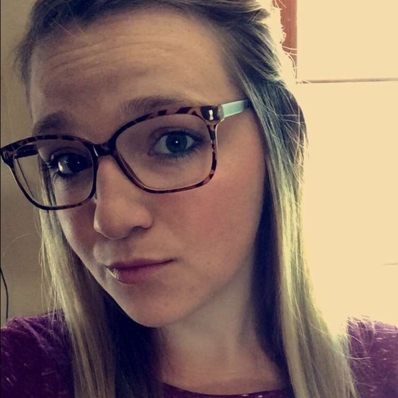 Profile Picture of Abby Lommel (@abbylommel) on Poshmark