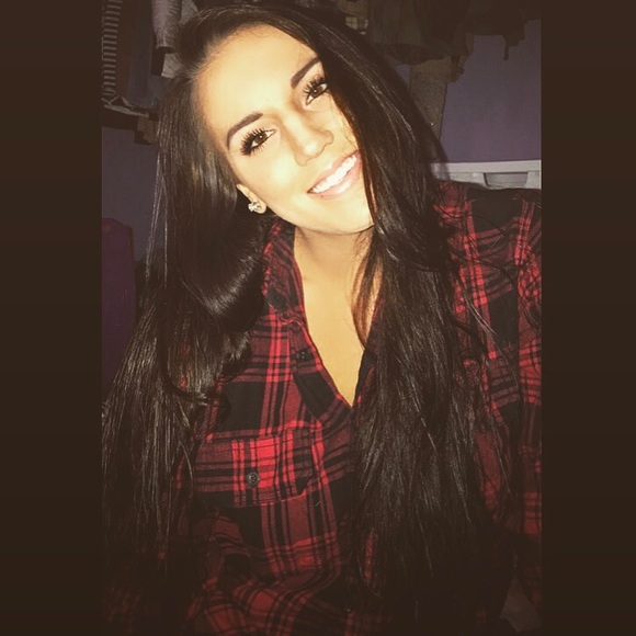 Profile Picture of Shania Kulling (@nia538) on Poshmark
