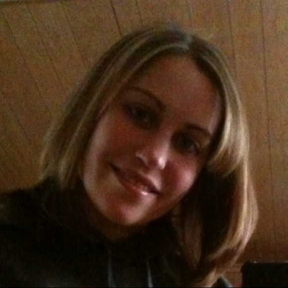 Profile Picture of Laurel Steigerwalt (@laurelstag) on Poshmark