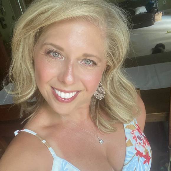 Profile Picture of Jennifer Caiozzo (@jenncaiozzo) on Poshmark