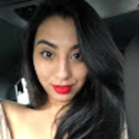 Profile Picture of Elizabeth Esparza (@emarie094) on Poshmark