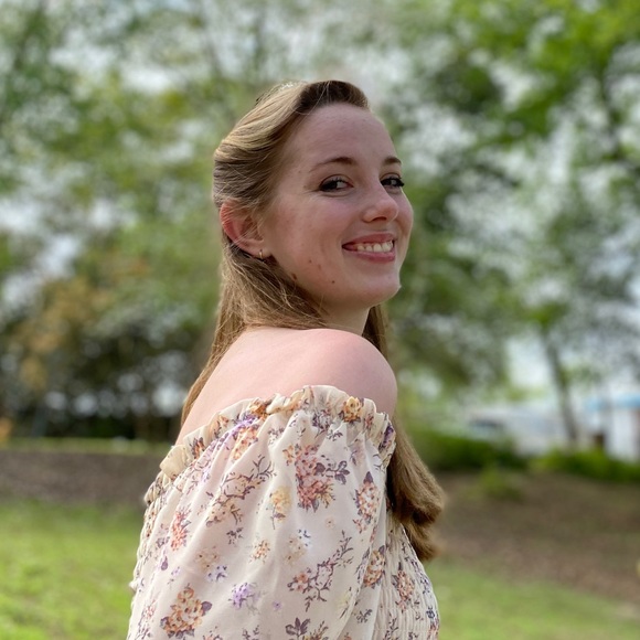 Profile Picture of Katie Lutinski (@katielutinski) on Poshmark