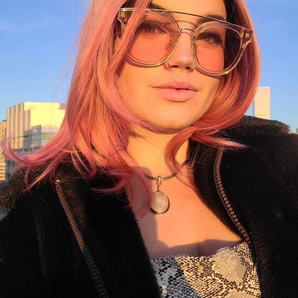 Profile Picture of Isis Gerschultz (@isisg_) on Poshmark