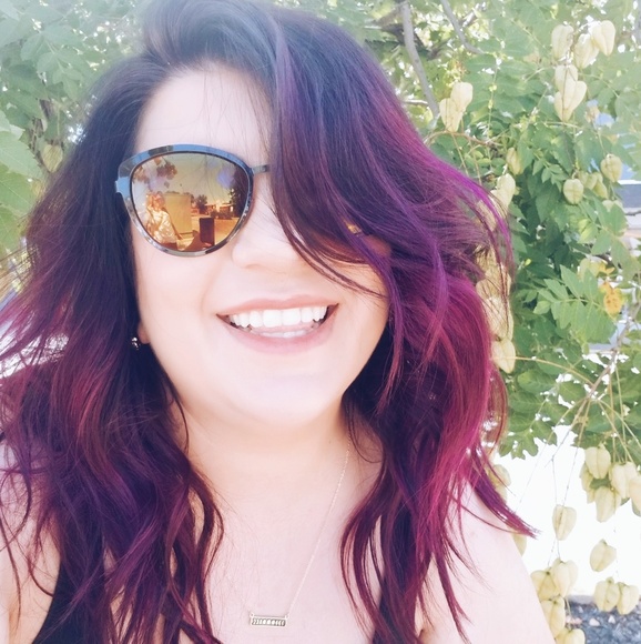 Profile Picture of Brianna Barclay (@busybeesales) on Poshmark