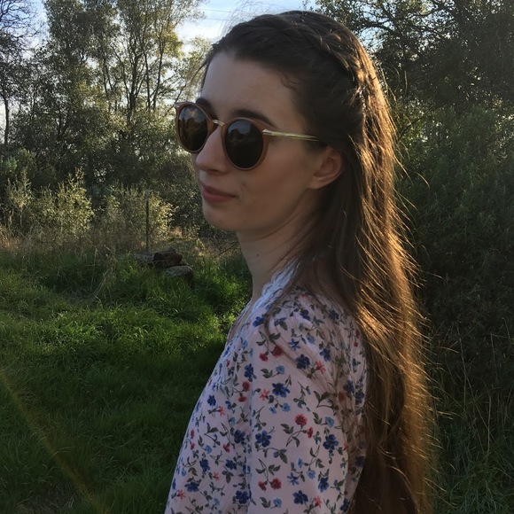 Profile Picture of Erika Burtt (@e_burtt) on Poshmark