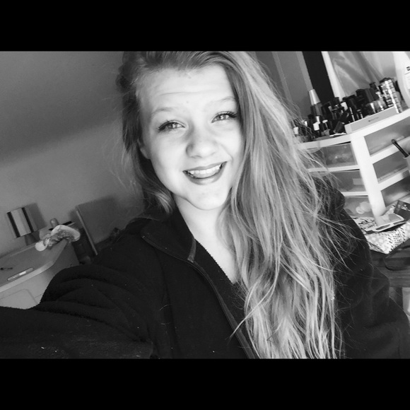 Profile Picture of Bri Baize (@brib125) on Poshmark